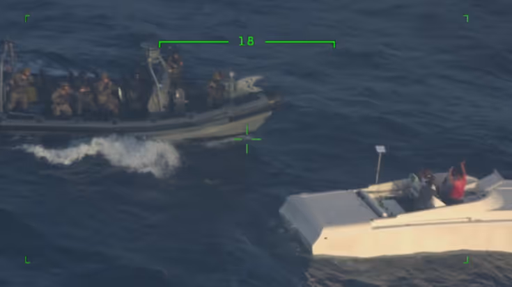 Mariniers onderscheppen speedboot met drugssmokkelaars.