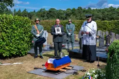 Ceremoniele herbegrafenis van een militair.