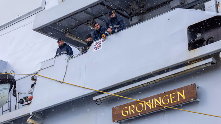 Militairen aan boord van een schip.