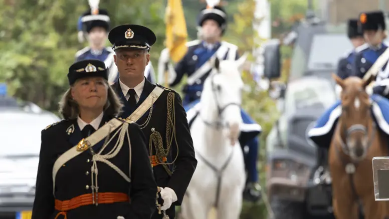 Majoor-adjudant Dirk achter voormalig CKMar Annelore Roelofs.