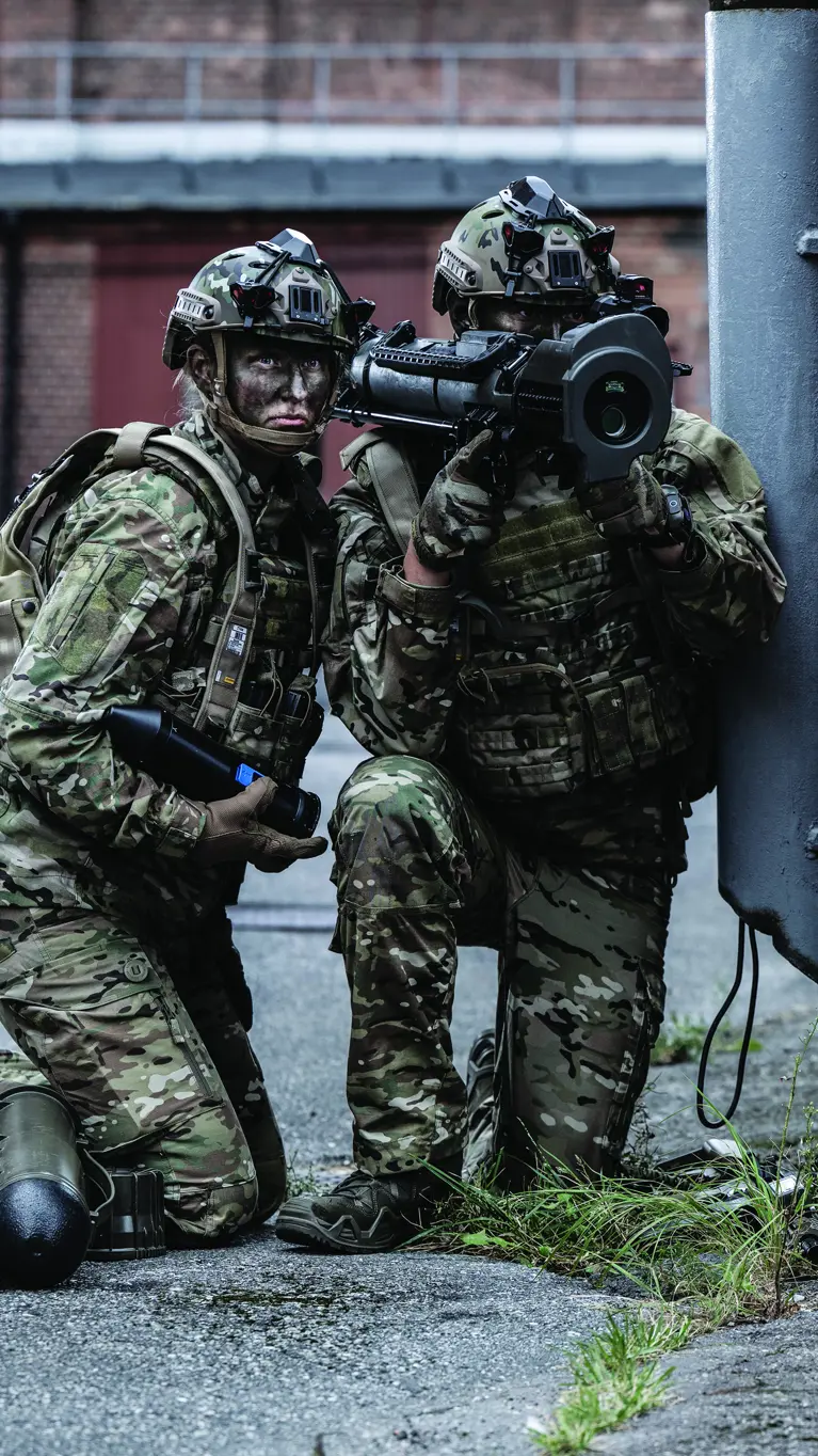 Twee militairen met een antitankwapen.