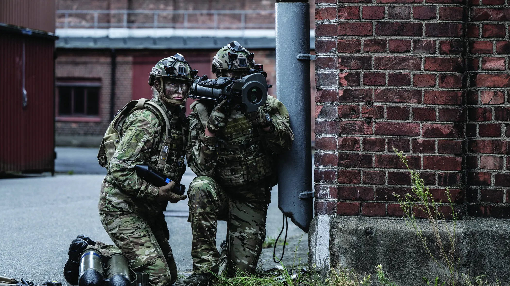 Twee militairen met een antitankwapen.
