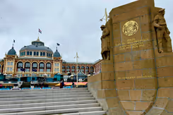 Het monument met op de achtergrond het Kurhaus.