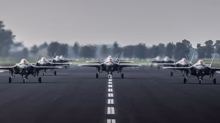 Start- en landingsbaan op een vliegbasis met bewolkte lucht.
