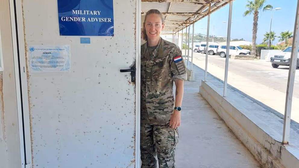 Archieffoto van stafadviseur sociale innovatie en voormalig genderadviseur voor VN-resolutie 1325 Annelies Koning staat buiten haar kantoor in 2023 in zonnig Libanon.