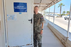 Archieffoto van stafadviseur sociale innovatie en voormalig genderadviseur voor VN-resolutie 1325 Annelies Koning staat buiten haar kantoor in 2023 in zonnig Libanon.