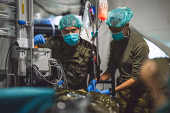 Militaire artsen aan het werk.