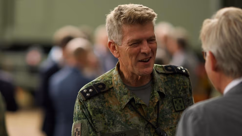 De Inspecteur-Generaal der Krijgsmacht lacht.