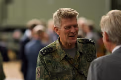 De Inspecteur-Generaal der Krijgsmacht lacht.