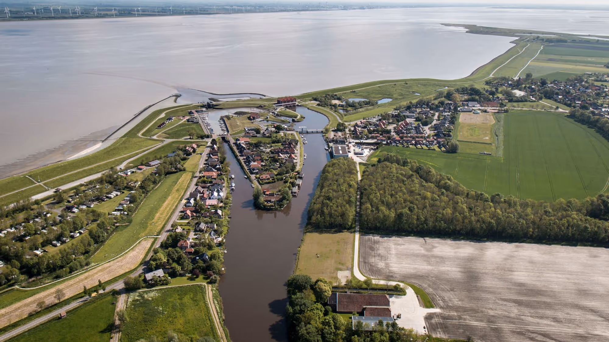 Beeld vanuit de lucht van grensgebied tussen land en zee.