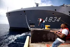 Aankomst van een marineschip.