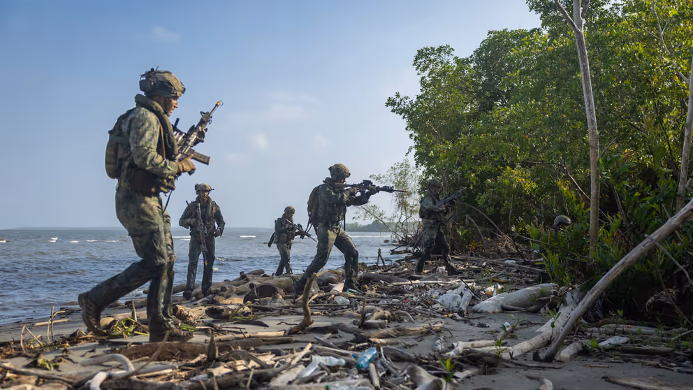 Militairen trekken met wapen en al de jungle in.