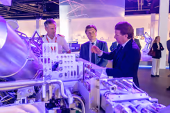 De minister krijgt uitleg.