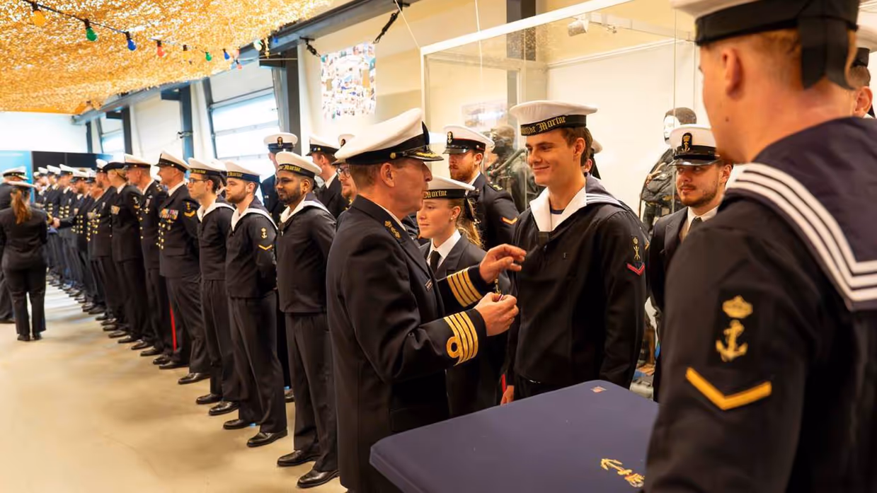 Opgelijnde militairen krijgen medaille.