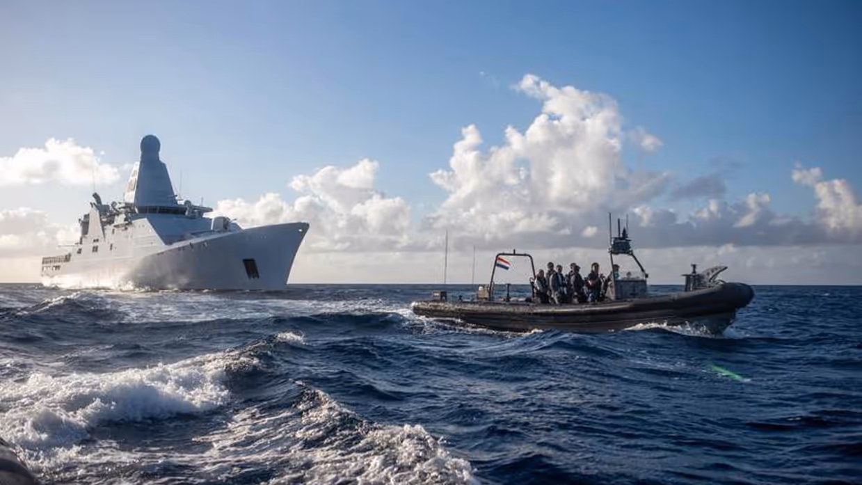 Een marineschip en onderscheppingsboot op zee.