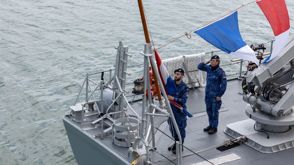 Mariniers op het achterdek van een schip,