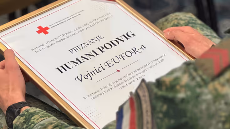Onderscheiding in handen van militair.