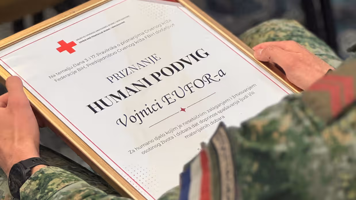 Onderscheiding in handen van militair.