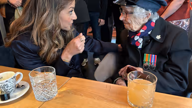 Minister Dilan Yeşilgöz in gesprek met de Britse veteraan Robbie Hall.