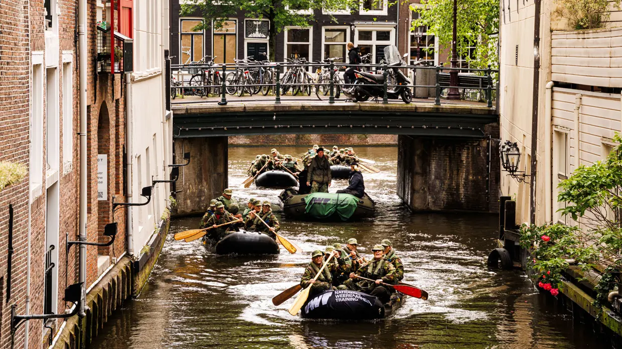 Bootjes met deelnemers aan de NWT op het water in Amsterdam.