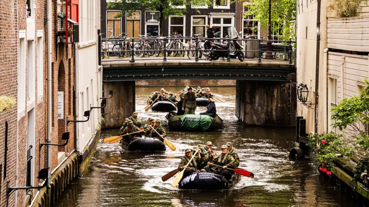 Bootjes met deelnemers aan de NWT op het water in Amsterdam.