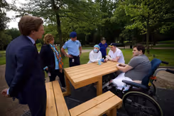 De minister in gesprek met revaliderende militairen.