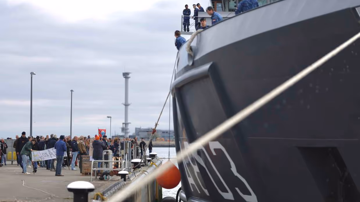Boeg van schip tegen kade.