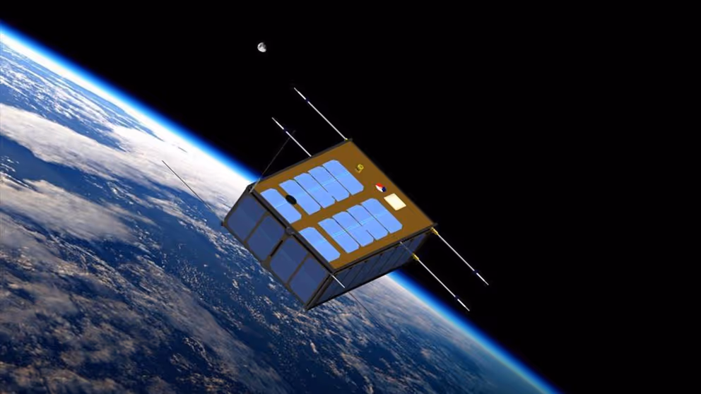 Een satelliet hangt boven de aarde. 