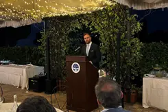 De staatssecretaris houdt een speech.