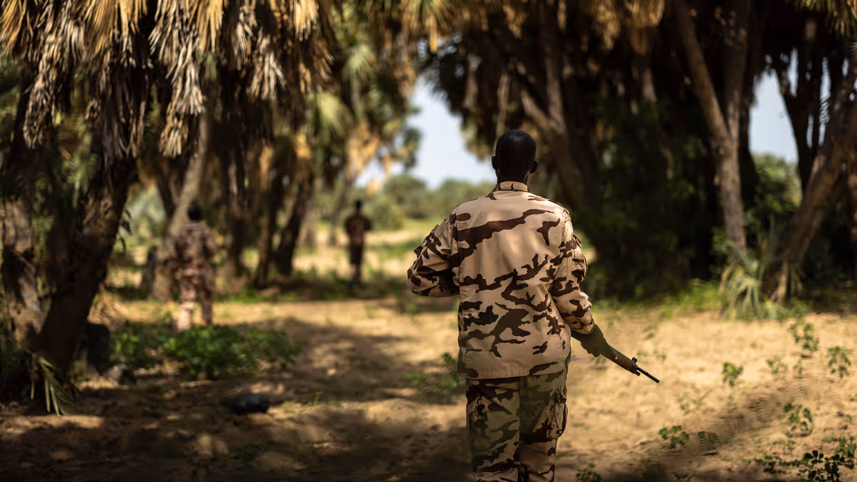 Een Tsjaadse militair loopt patrouille.