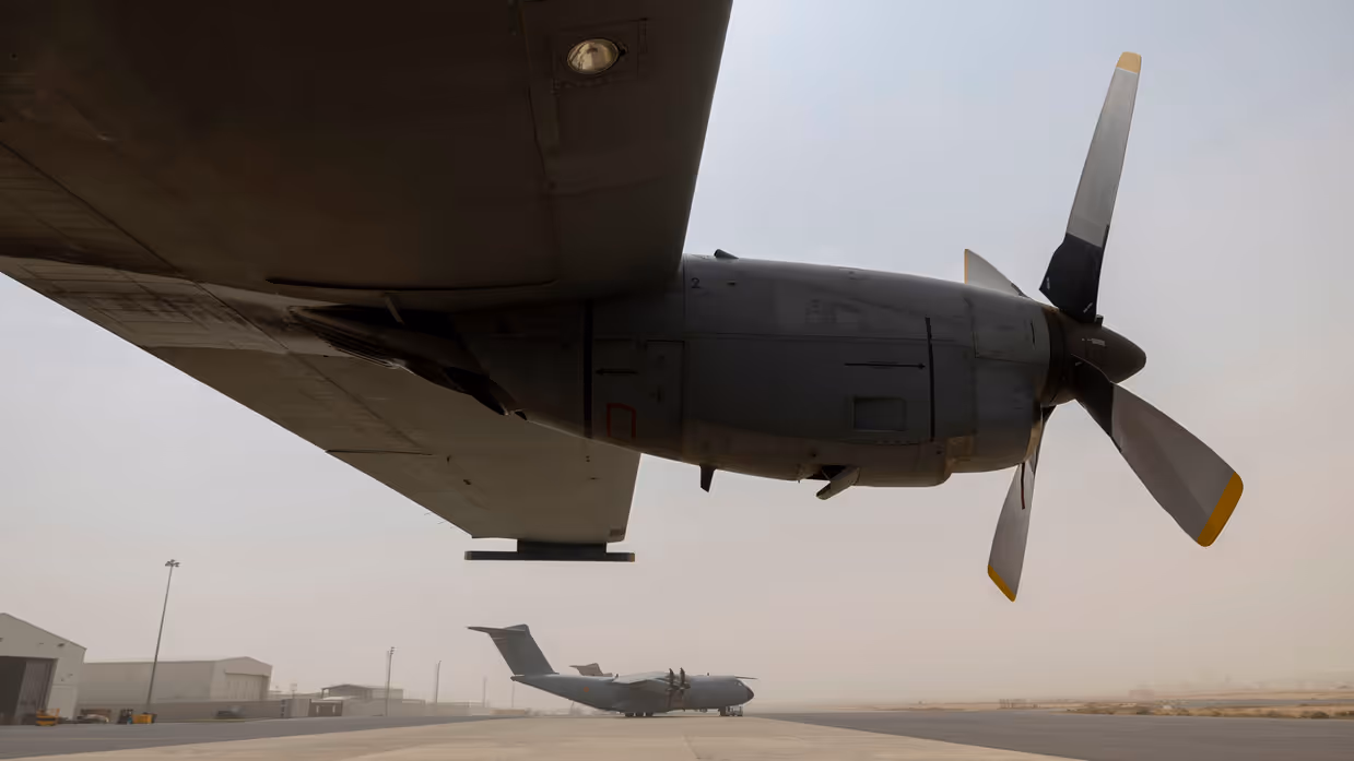 Een turbopropmotor van een C-130 transportvliegtuig.