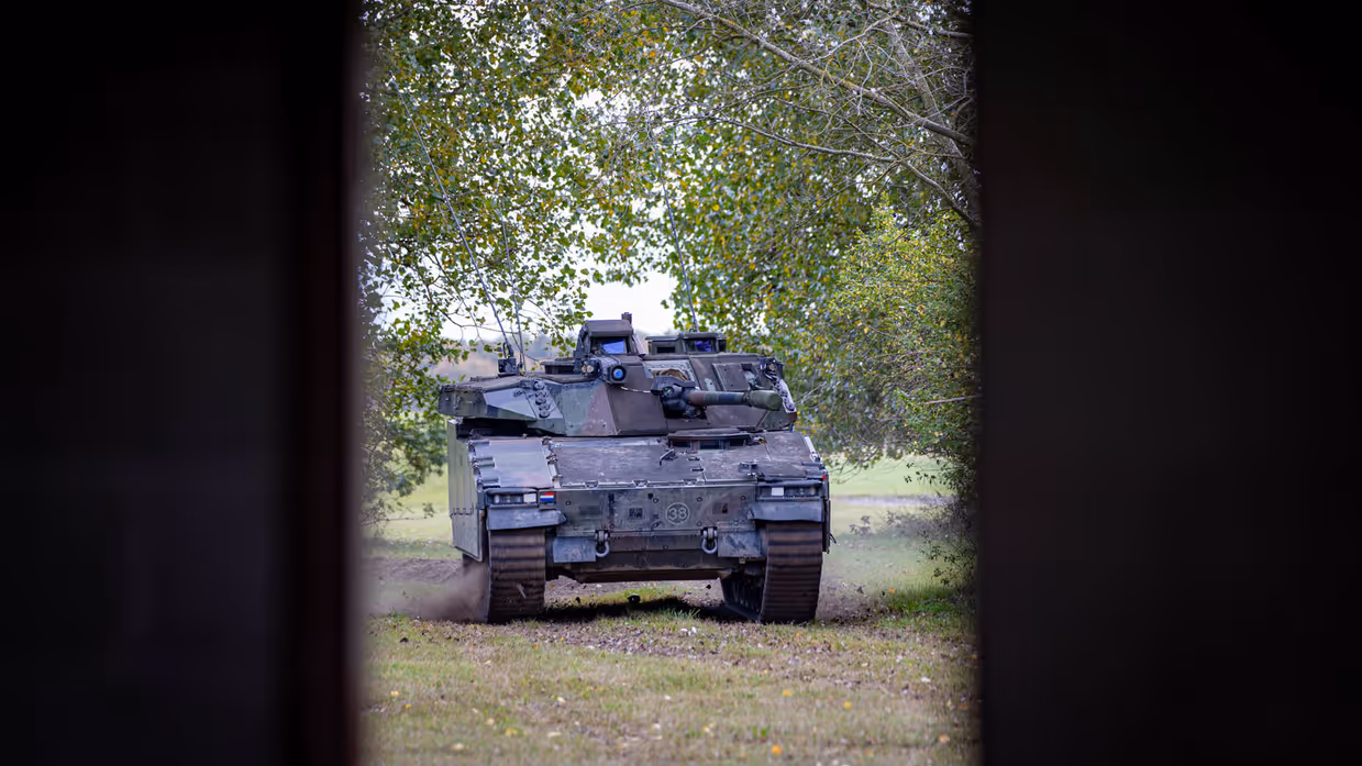 Een tank, zichtbaar door een kier.