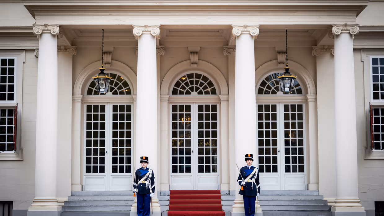 Twee militairen staan wacht bij de ingang.