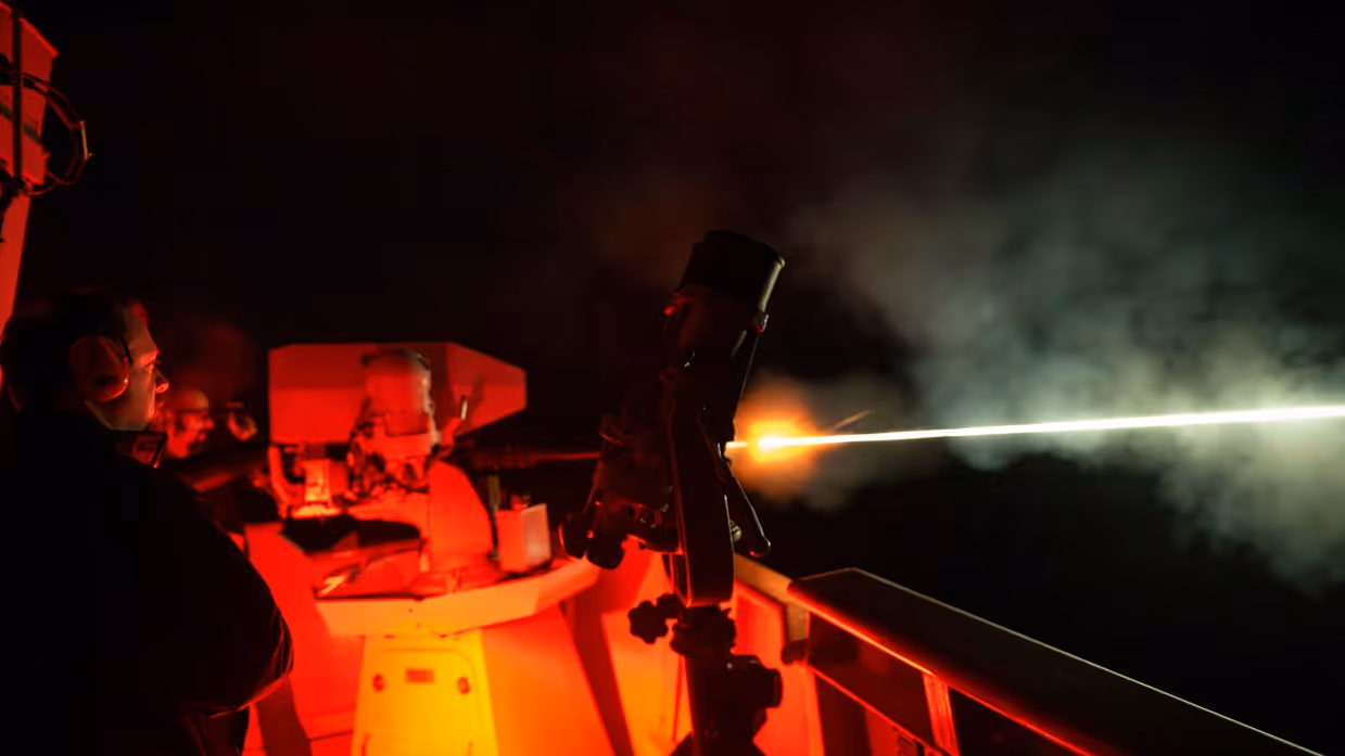 Gespecialiseerde belichting wordt gebruikt vanaf militair schip.