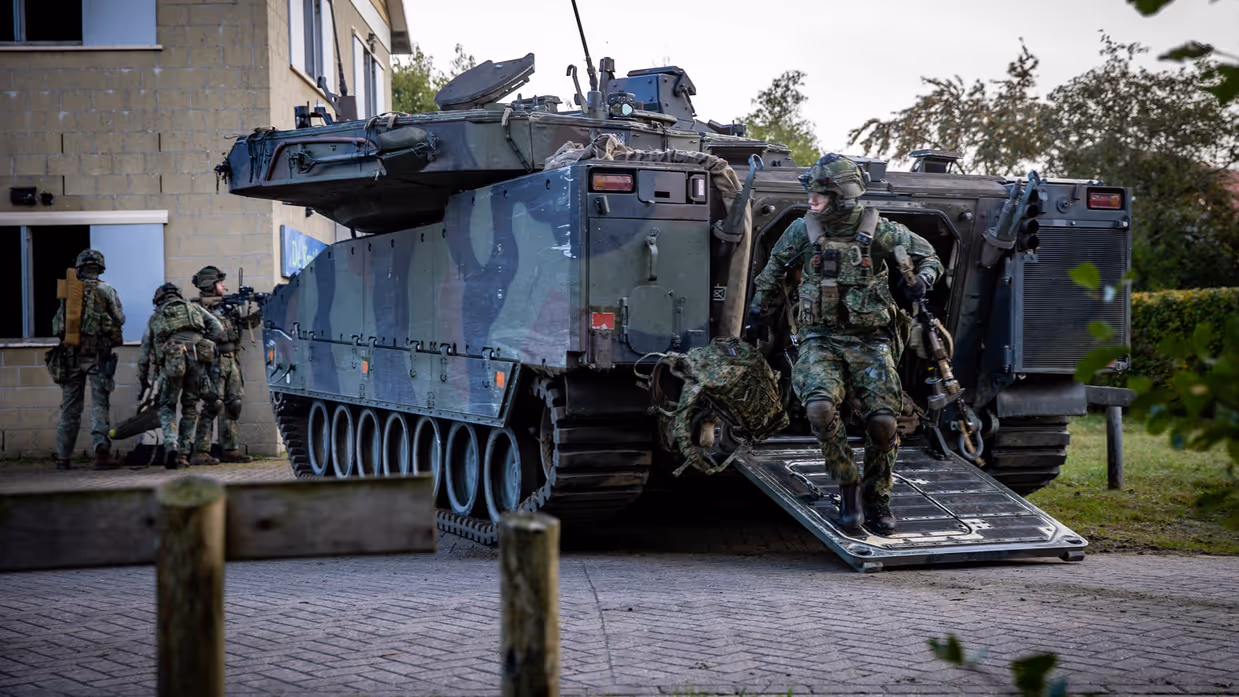 Militairen stappen uit een voertuig.