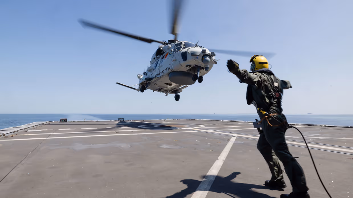 Helikopter die landt op een een vliegdekschip.