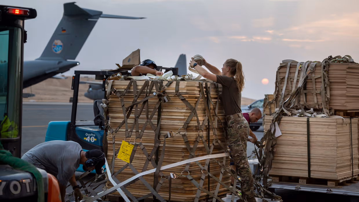 Pallets worden extra goed vastgebonden voordat ze ingeladen worden.