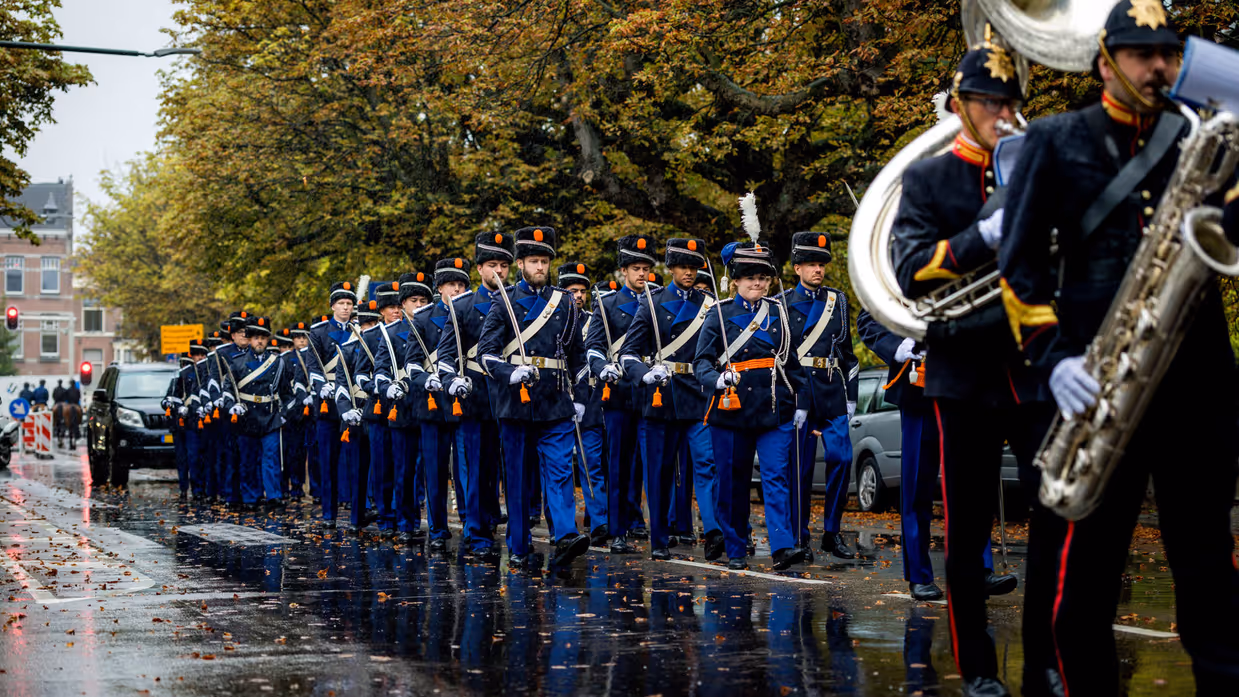 Een stoet van de Koninklijke Marechaussee, begeleid door een orkest.
