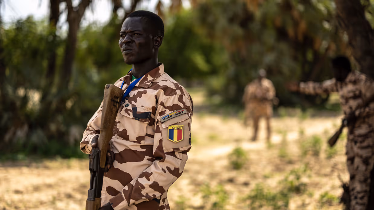 Een Tsjaadse militair staat wacht.