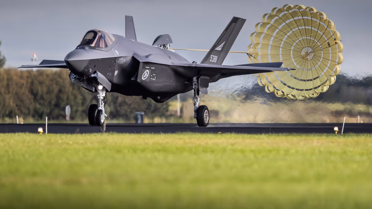 Een F-35 straaljager remt af op een landingsbaan met een uitgeslagen remparachute.