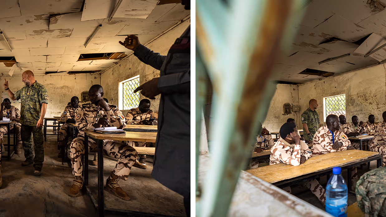 Tsjaadse militairen krijgen instructies in een leslokaal.