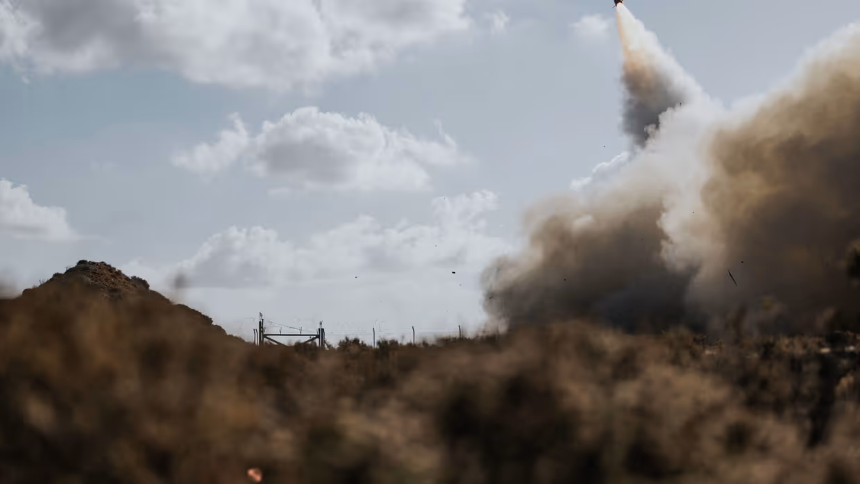 Een raket wordt afgevuurd.