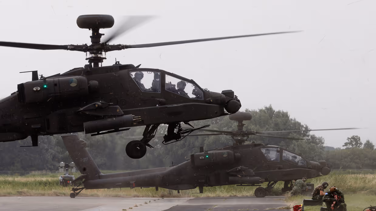 Helikopters stijgen op vanaf vliegveld.