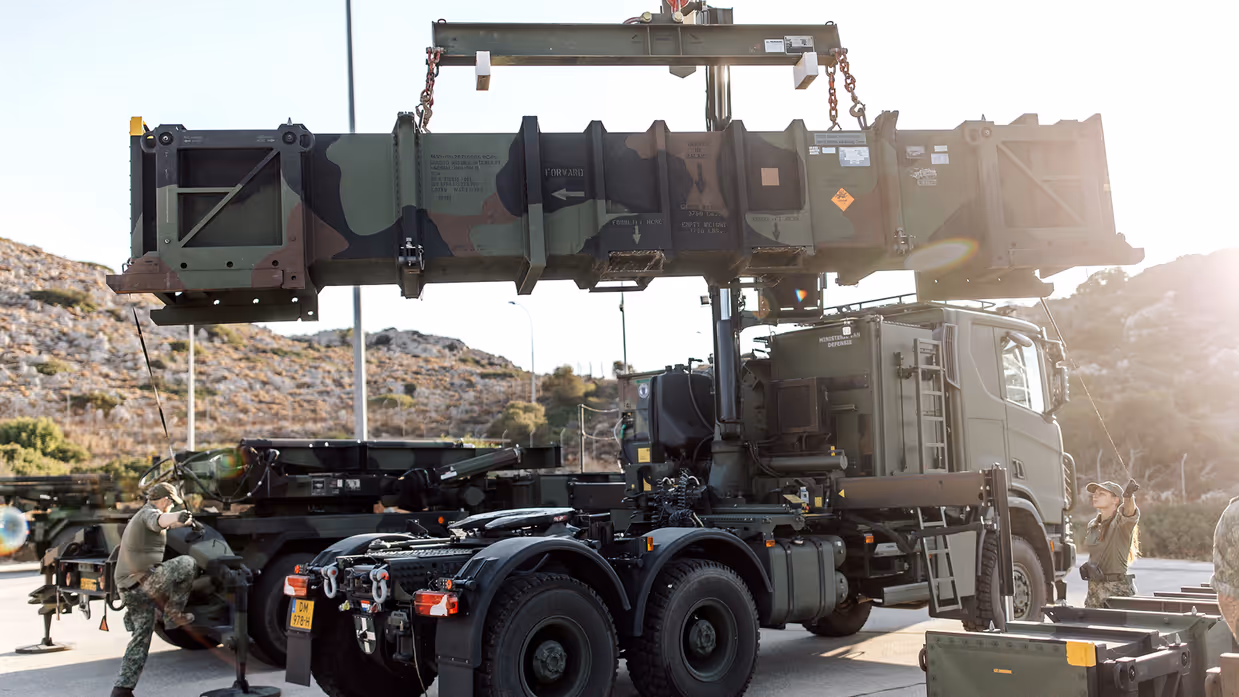 Patriot-wapensysteem wordt vanaf een vrachtwagen verplaatst met een hijskraan.