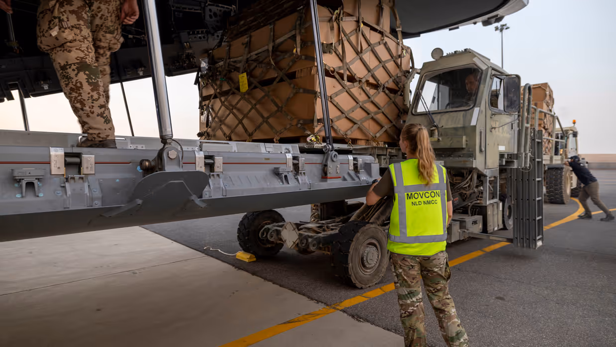 Pallets worden middels een platform op het vliegtuig ingeladen.