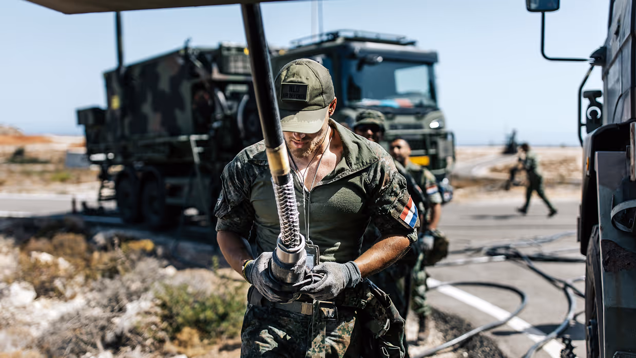 Een militair is een kabel aan het vastmaken.