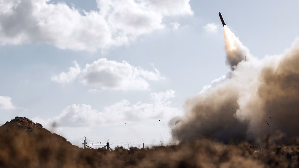 Een gelanceerde raket die een stofwolk achterlaat.