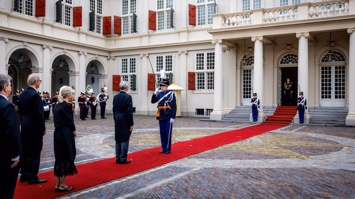 De ambassadeurs worden ceremonieel gegroet.