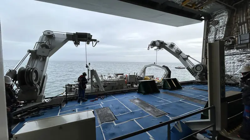 De USV wordt te water gelaten vanaf het schip. Daarvoor worden twee kranen op het achterdek gebruikt.