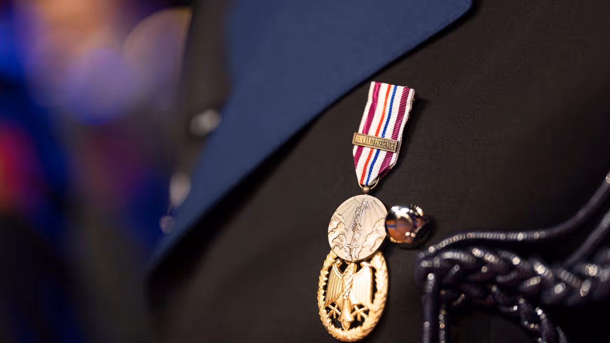 Medaille op borst van militair in dagelijks tenue.